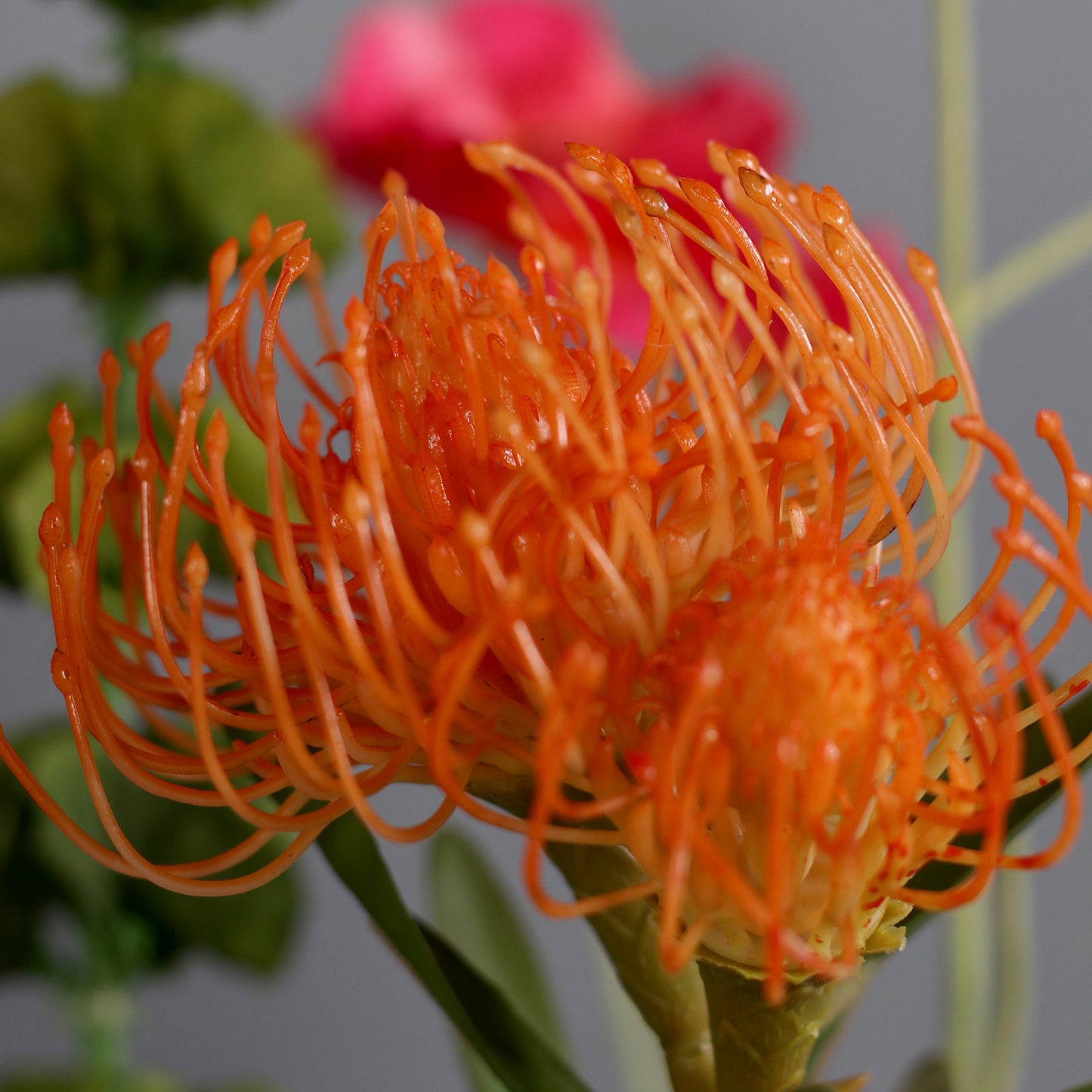 Detailbild einer orangefarbenen Blüte vom künstlichen Blumenstrauß Endless Summer von Lumisa’s Choice in leuchtenden Sommerfarben.