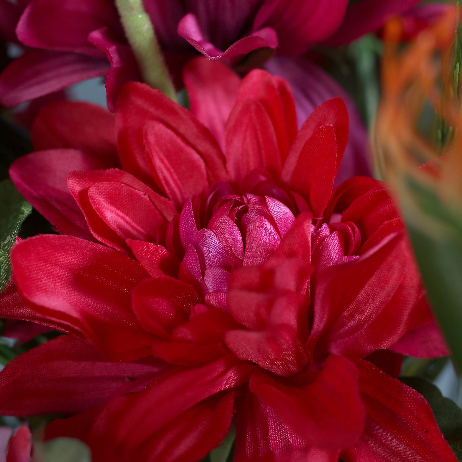 Detailbild einer pinken Blüte vom künstlichen Blumenstrauß Endless Summer von Lumisa’s Choice in leuchtenden Sommerfarben.