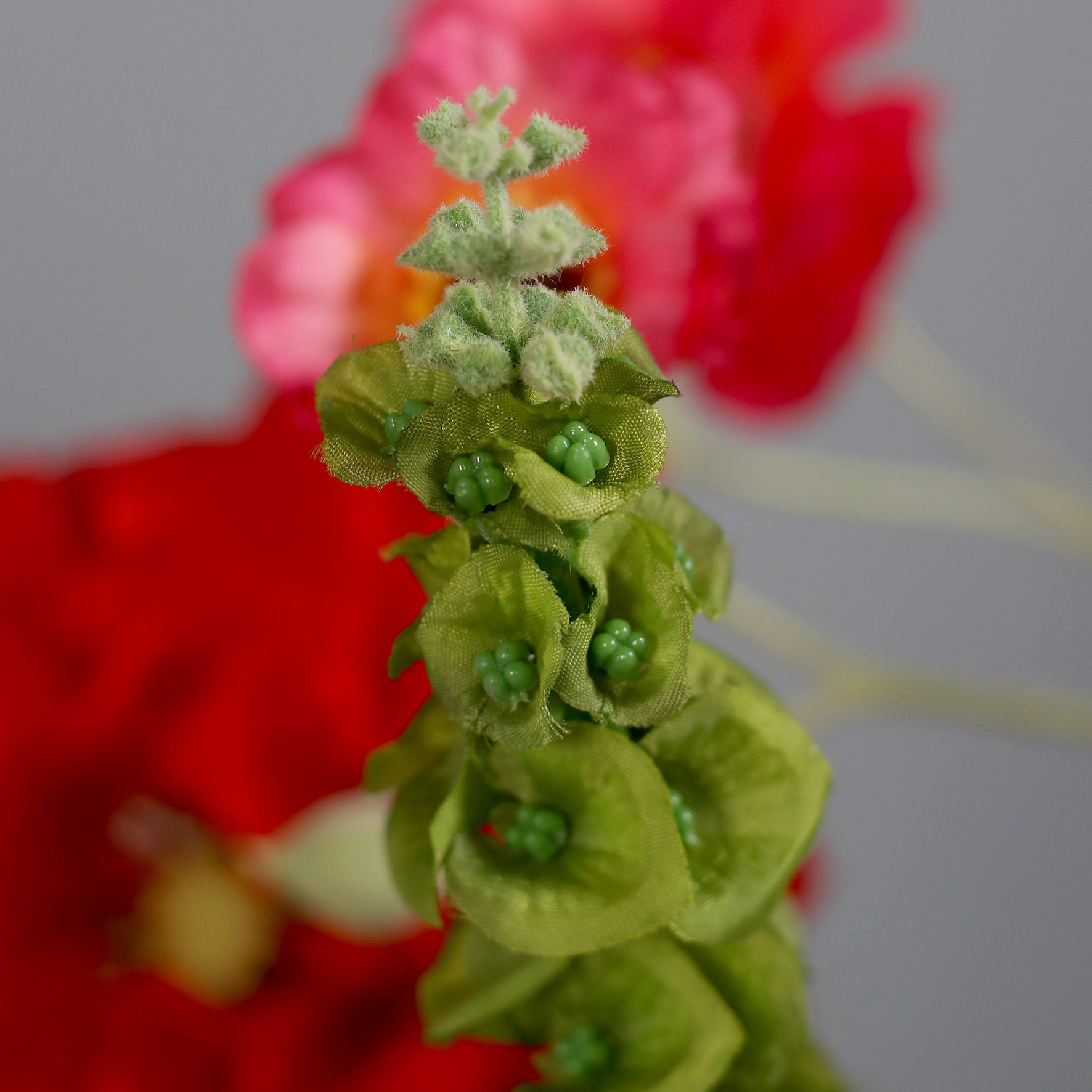 Detailbild einer grünen Blüte vom künstlichen Blumenstrauß Endless Summer von Lumisa’s Choice in leuchtenden Sommerfarben.