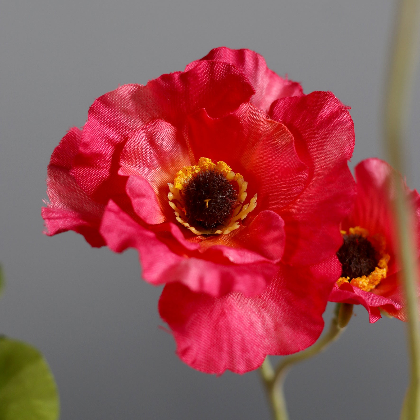 Detailbild einer roten Blüte vom künstlichen Blumenstrauß Endless Summer von Lumisa’s Choice in leuchtenden Sommerfarben.