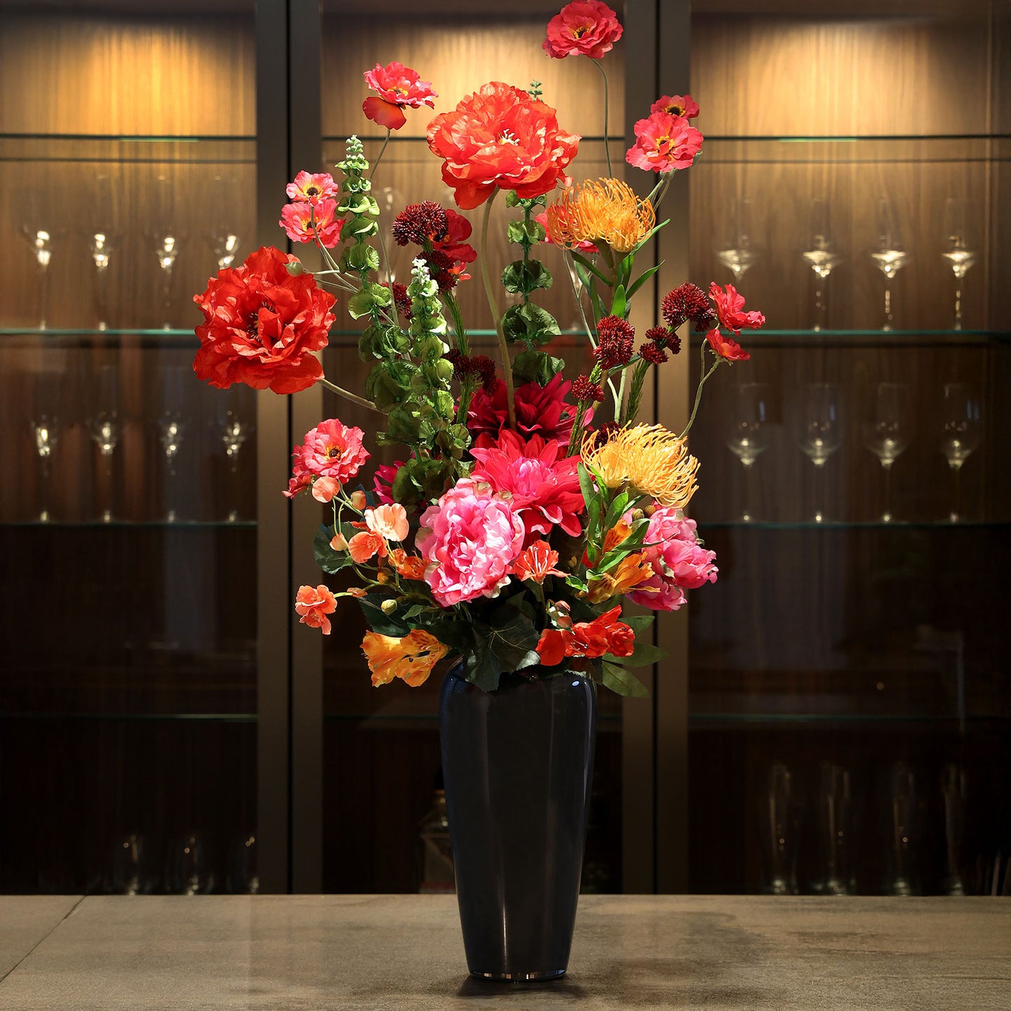 Künstlicher Blumenstrauß Endless Summer von Lumisa’s Choice in leuchtenden Sommerfarben als frische Dekoration im edlen Interior.