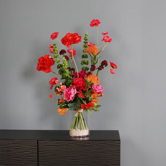 Künstlicher Blumenstrauß Endless Summer von Lumisa’s Choice in leuchtenden Sommerfarben als frische Dekoration vor grauer Wand.