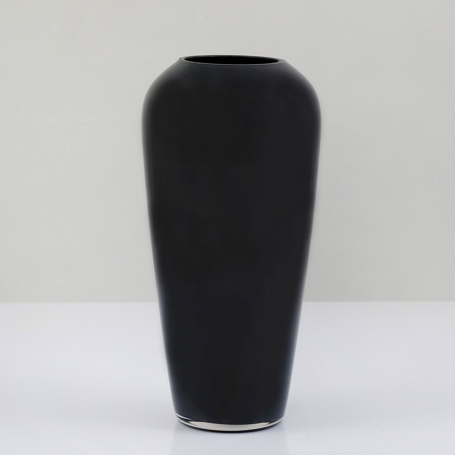 Schwarze Glasvase aus der Essence Collection von Lumisa’s Choice.