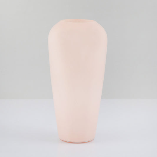 Glasvase in zartem rosa mit matter Oberfläche aus der Essence Collection von Lumisa’s Choice.