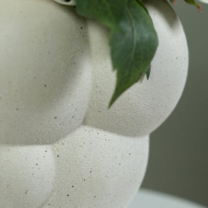 Detailbild einer hellen Vase vom künstlichen Blumenstrauß Flower Bubble von Lumisa’s Choice.