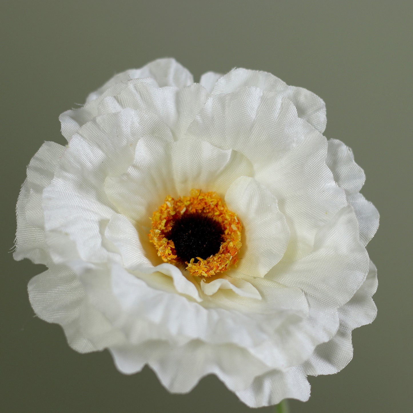 Detailbild einer weißen Blüte vom künstlichen Blumenstrauß Flower Bubble von Lumisa’s Choice in heller Vase.