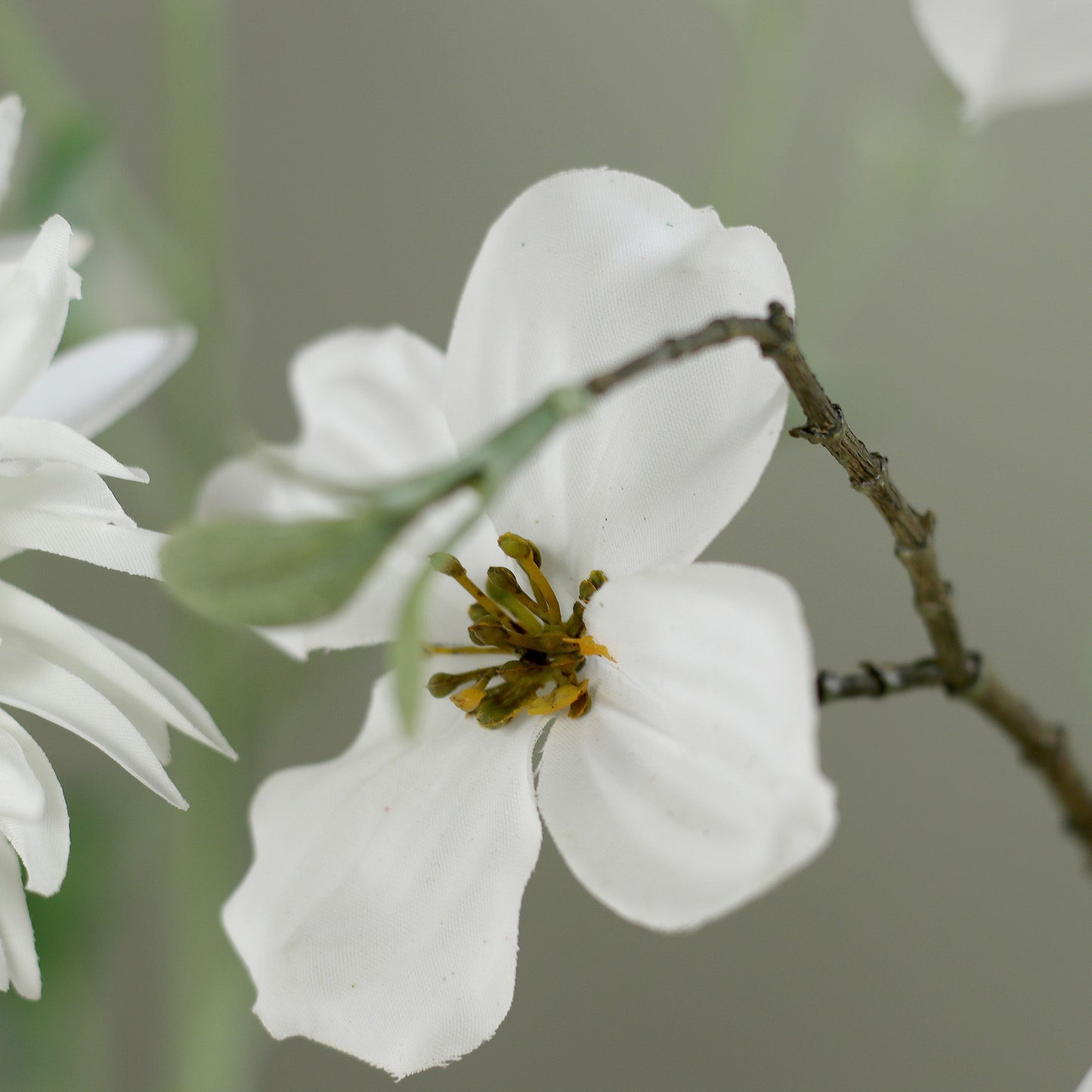 Detailbild einer weißen Blüte vom künstlichen Blumenstrauß Flower Bubble von Lumisa’s Choice in heller Vase.