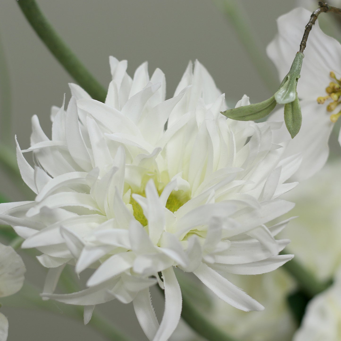 Detailbild einer weißen Blüte vom künstlichen Blumenstrauß Flower Bubble von Lumisa’s Choice in heller Vase.