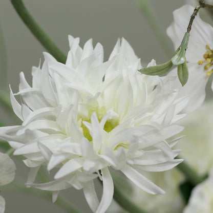 Detailbild einer weißen Blüte vom künstlichen Blumenstrauß Flower Bubble von Lumisa’s Choice in heller Vase.