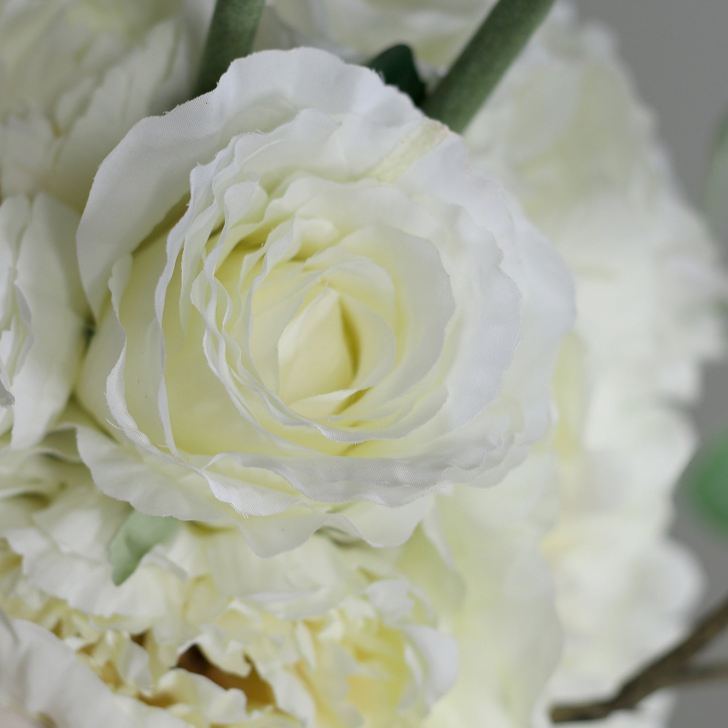 Detailbild einer weißen Blüte vom künstlichen Blumenstrauß Flower Bubble von Lumisa’s Choice in heller Vase.