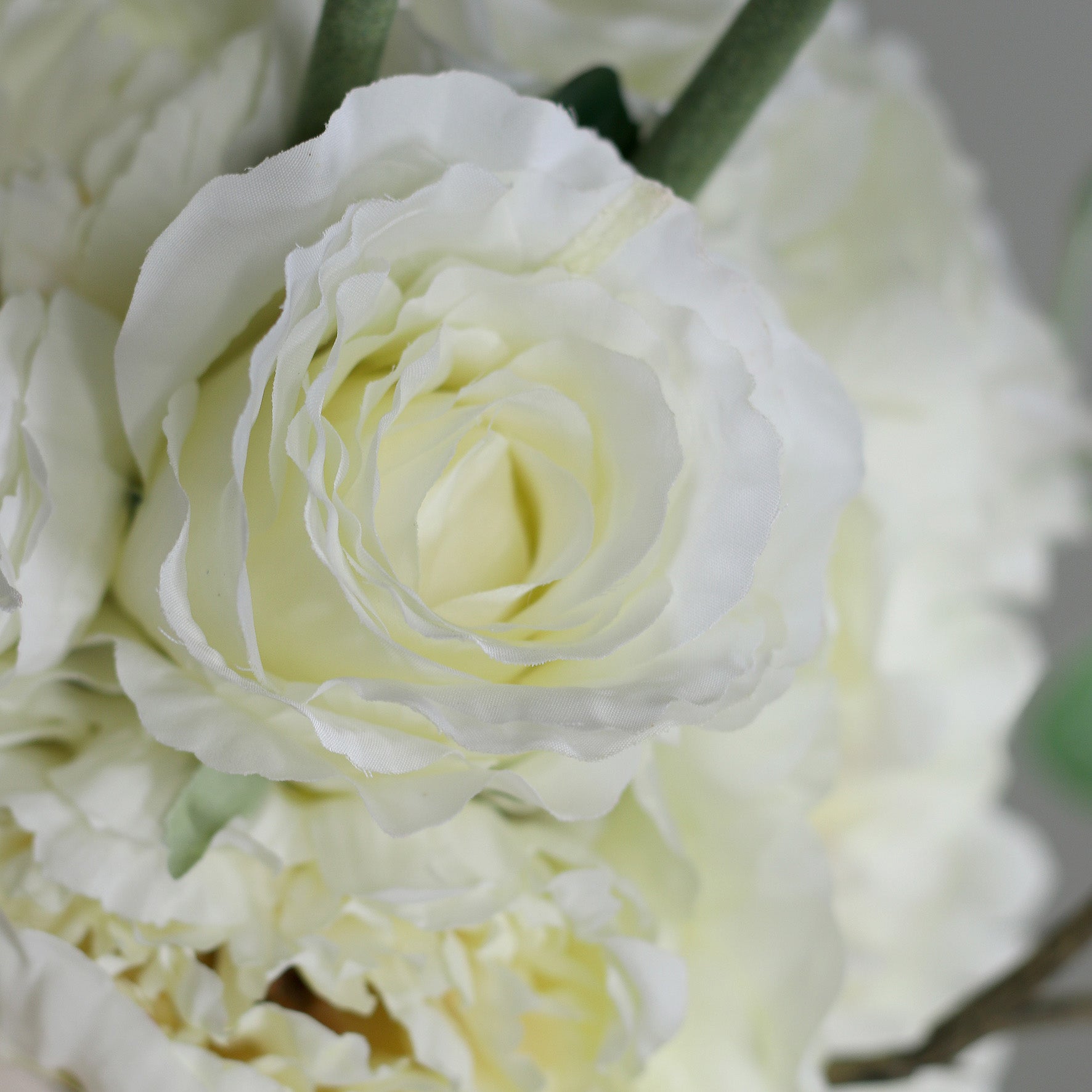 Detailbild einer weißen Blüte vom künstlichen Blumenstrauß Flower Bubble von Lumisa’s Choice in heller Vase.