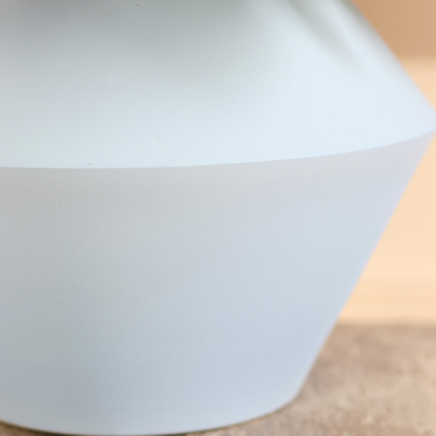 Detailbild einer stilvollen blauen Vase vom künstlichen Blumenstrauß Flower Cloud von Lumisa’s Choice.