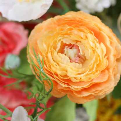 Detailbild einer orangenen Blüte vom künstlichen Blumenstrauß Flower Cloud von Lumisa’s Choice in bunten Farben als stilvolle Dekoration.