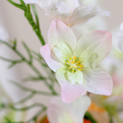 Detailbild einer hellen Blüte vom künstlichen Blumenstrauß Flower Cloud von Lumisa’s Choice in bunten Farben als stilvolle Dekoration.