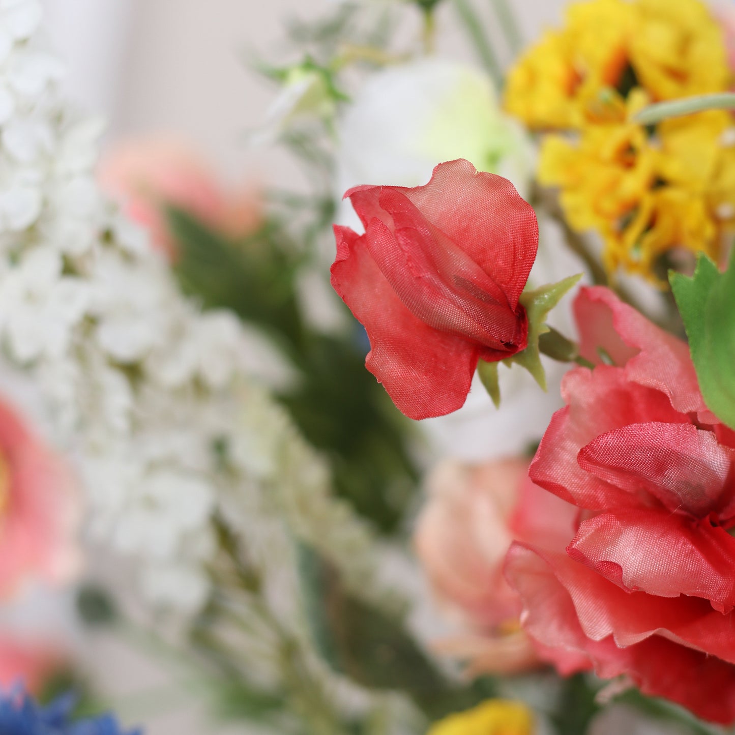 Detailbild einer roten Blüte vom künstlichen Blumenstrauß Flower Cloud von Lumisa’s Choice in bunten Farben als stilvolle Dekoration.