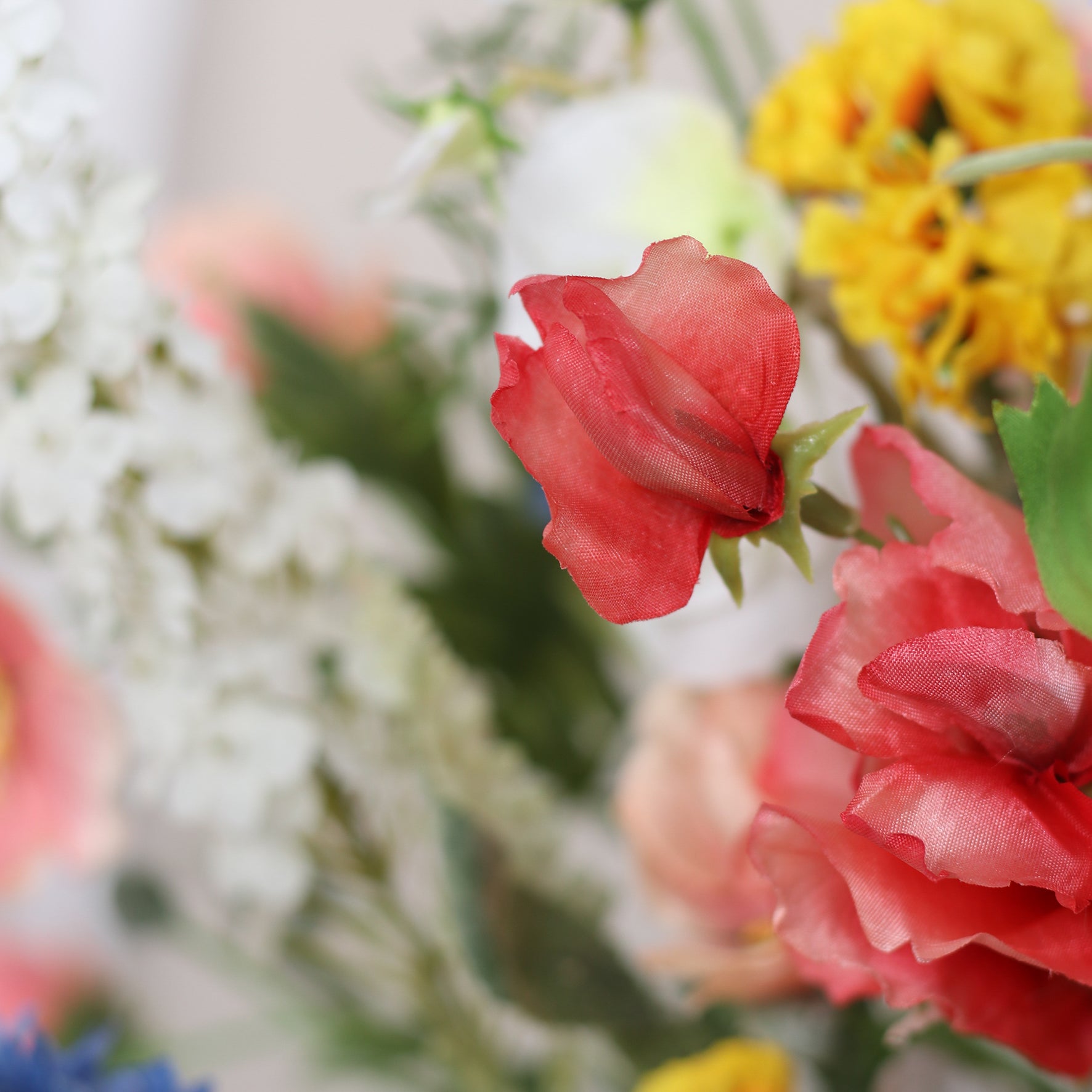 Detailbild einer roten Blüte vom künstlichen Blumenstrauß Flower Cloud von Lumisa’s Choice in bunten Farben als stilvolle Dekoration.