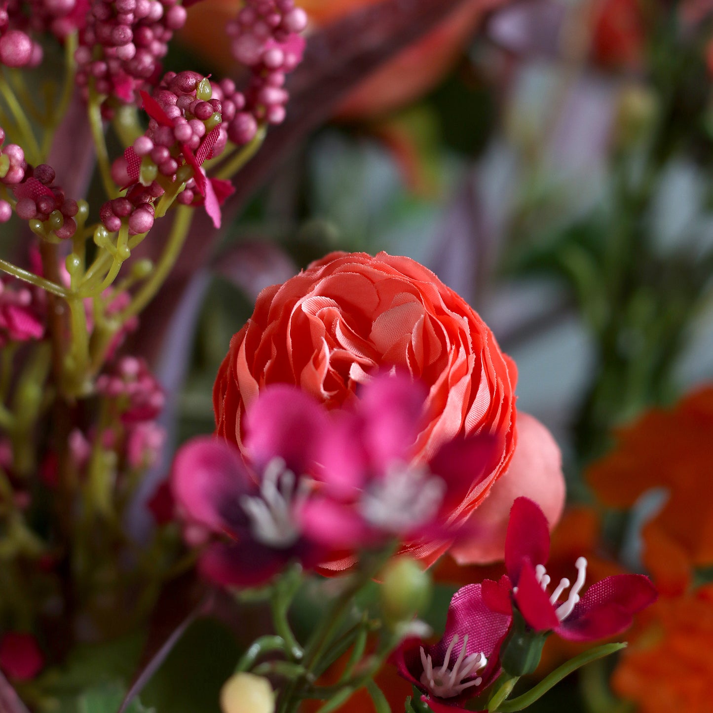 Detailbild einer pinken Blüte vom künstlichen Blumenstrauß Flower Cocktail von Lumisa’s Choice in kräftigen Farben.
