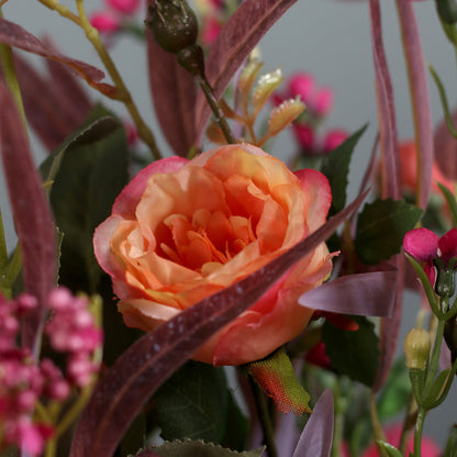 Detailbild einer Blüte vom künstlichen Blumenstrauß Flower Cocktail von Lumisa’s Choice in kräftigen Farben.
