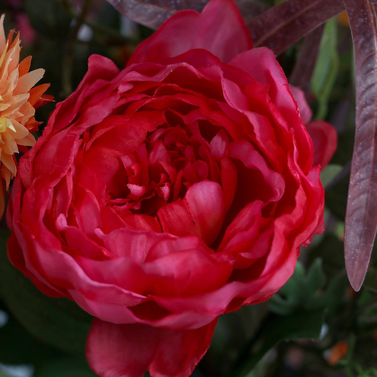Detailbild einer pinken Blüte vom künstlichen Blumenstrauß Flower Cocktail von Lumisa’s Choice in kräftigen Farben.