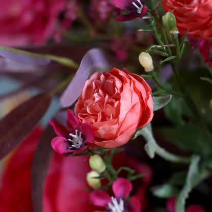 Detailbild einer pinken Blüte vom künstlichen Blumenstrauß Flower Cocktail von Lumisa’s Choice in kräftigen Farben.