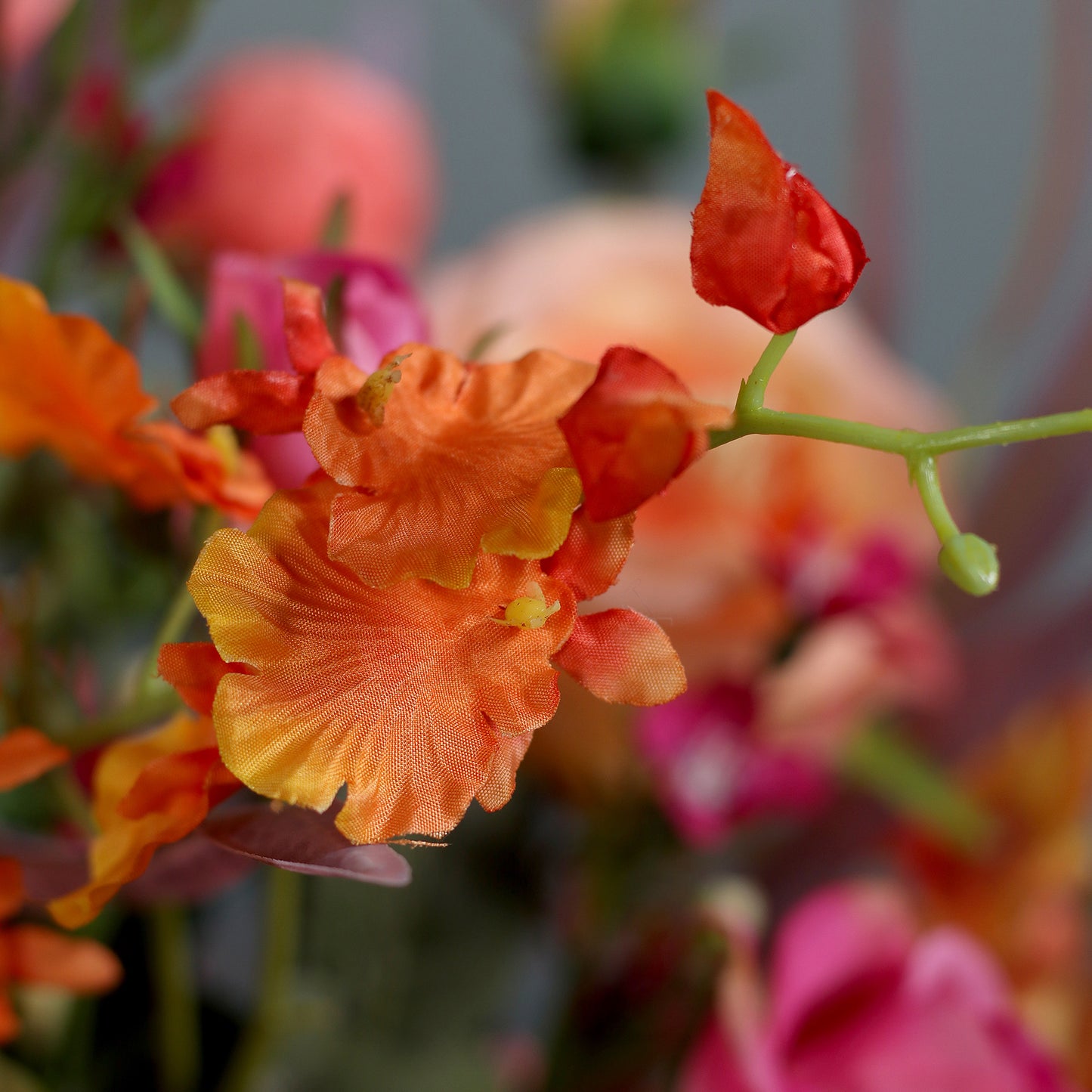 Detailbild einer orangefarbenen Blüte vom künstlichen Blumenstrauß Flower Cocktail von Lumisa’s Choice in kräftigen Farben.