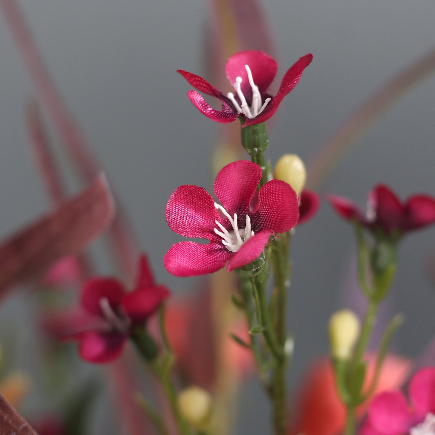 Detailbild einer pinken Blüte vom künstlichen Blumenstrauß Flower Cocktail von Lumisa’s Choice in kräftigen Farben.