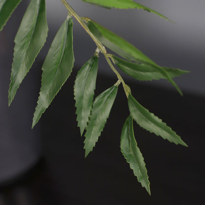 Detailbild eines grünen Blatts vom künstlichen Blumenstrauß Flower Cocktail von Lumisa’s Choice in kräftigen Farben.