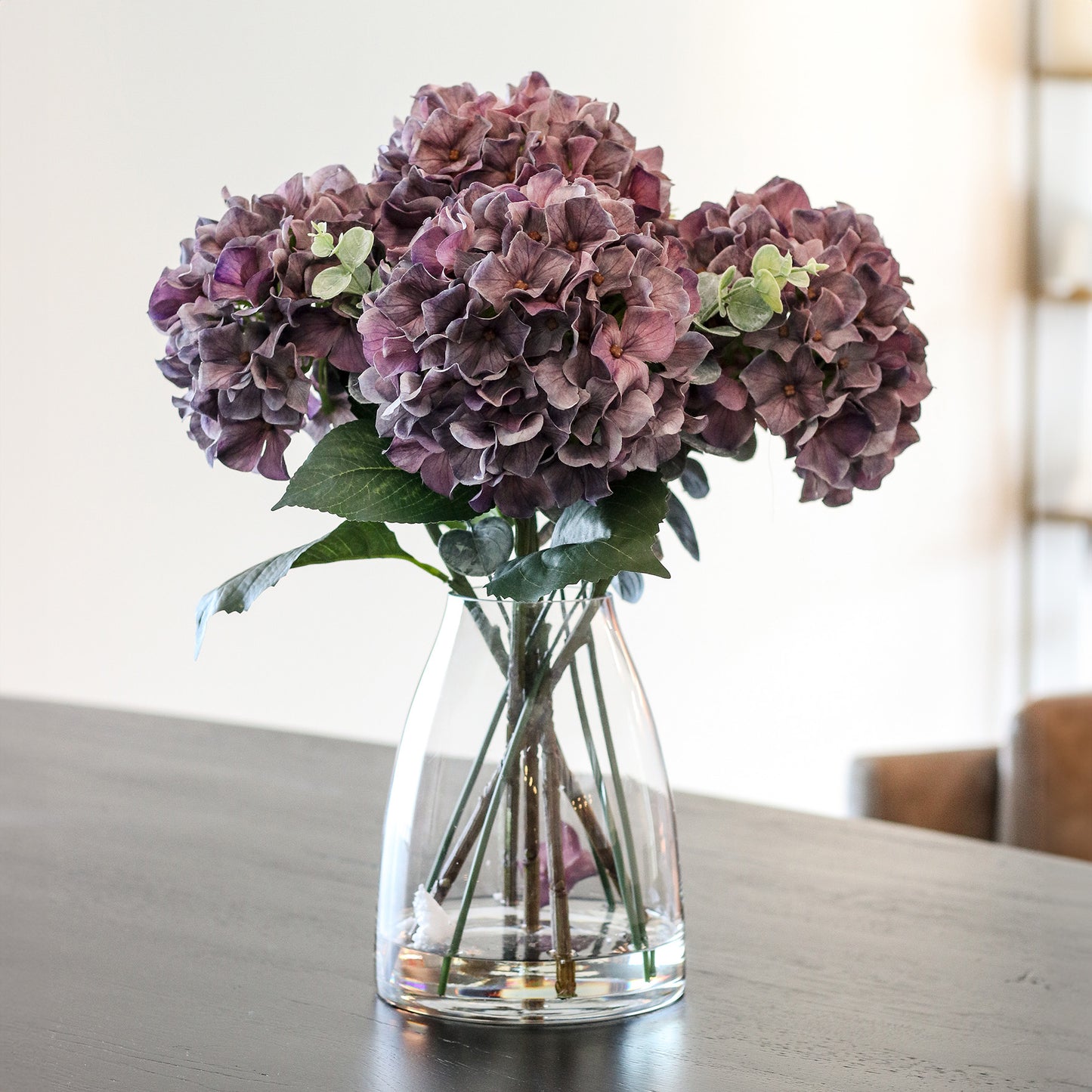 Künstliche Hortensie in Mauve in Glasvase im hochwertigen Interior