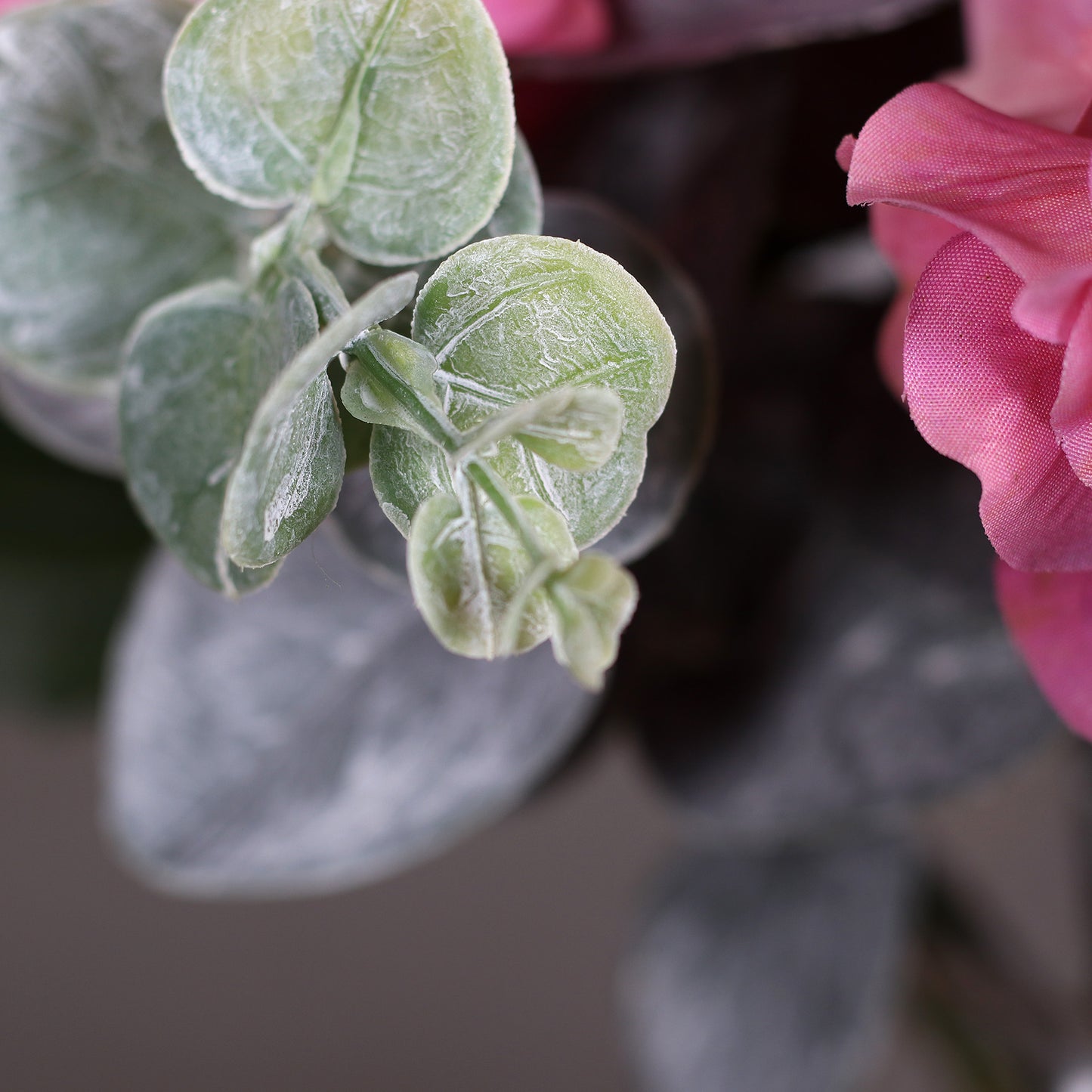Detailaufnahme einer künstlichen Hortensie in Pink