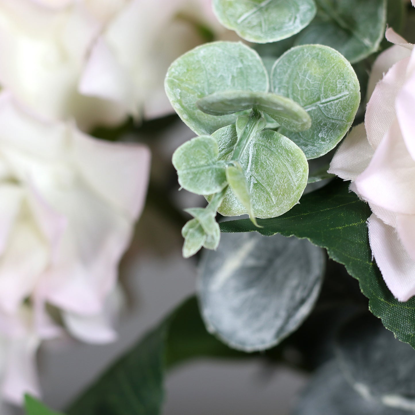 Detailbild von künstlichen rosé farbenen Blüten einer Hortensie