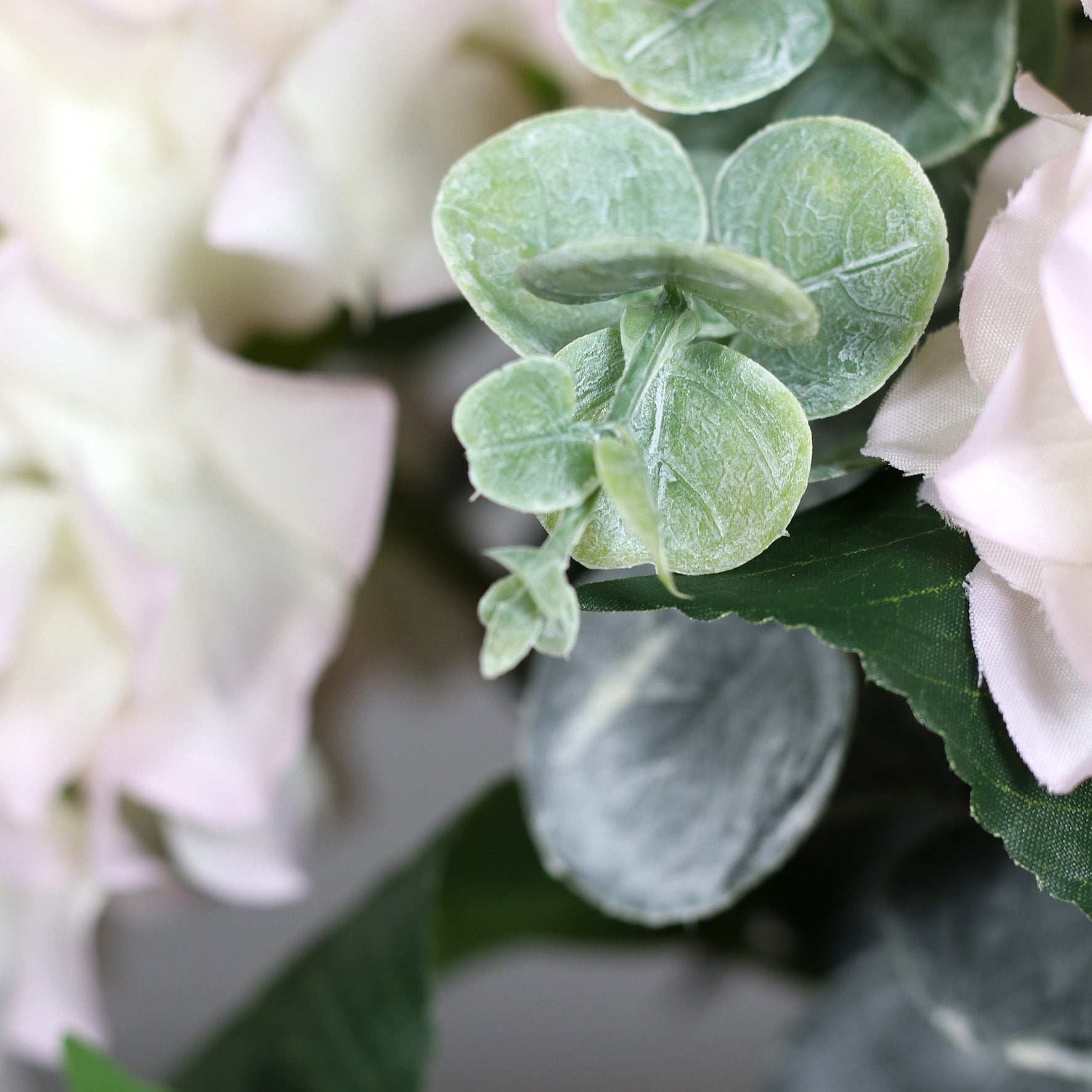 Detailbild von künstlichen rosé farbenen Blüten einer Hortensie