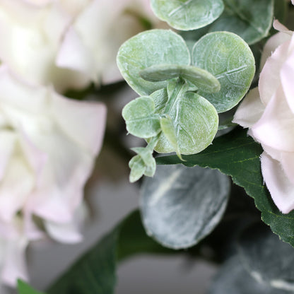Detailbild von künstlichen rosé farbenen Blüten einer Hortensie