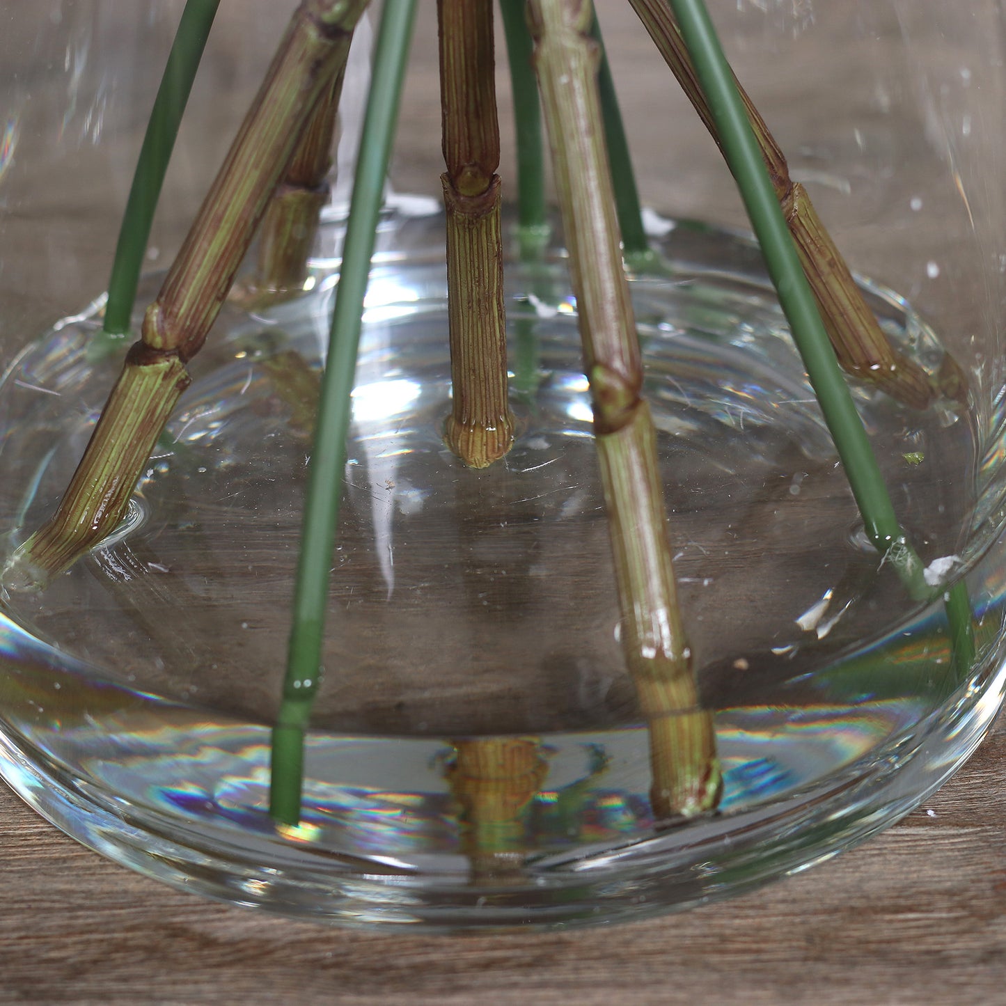 Glasvase mit Wasser aus Acryl und künstlichem Blumenstiel