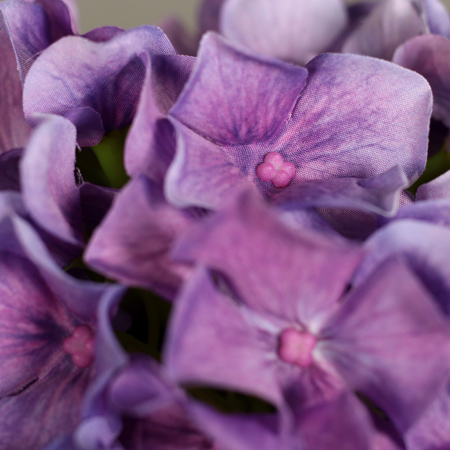 Blüten in Violett einer hochwertigen künstlichen Hortensie