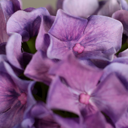 Blüten in Violett einer hochwertigen künstlichen Hortensie