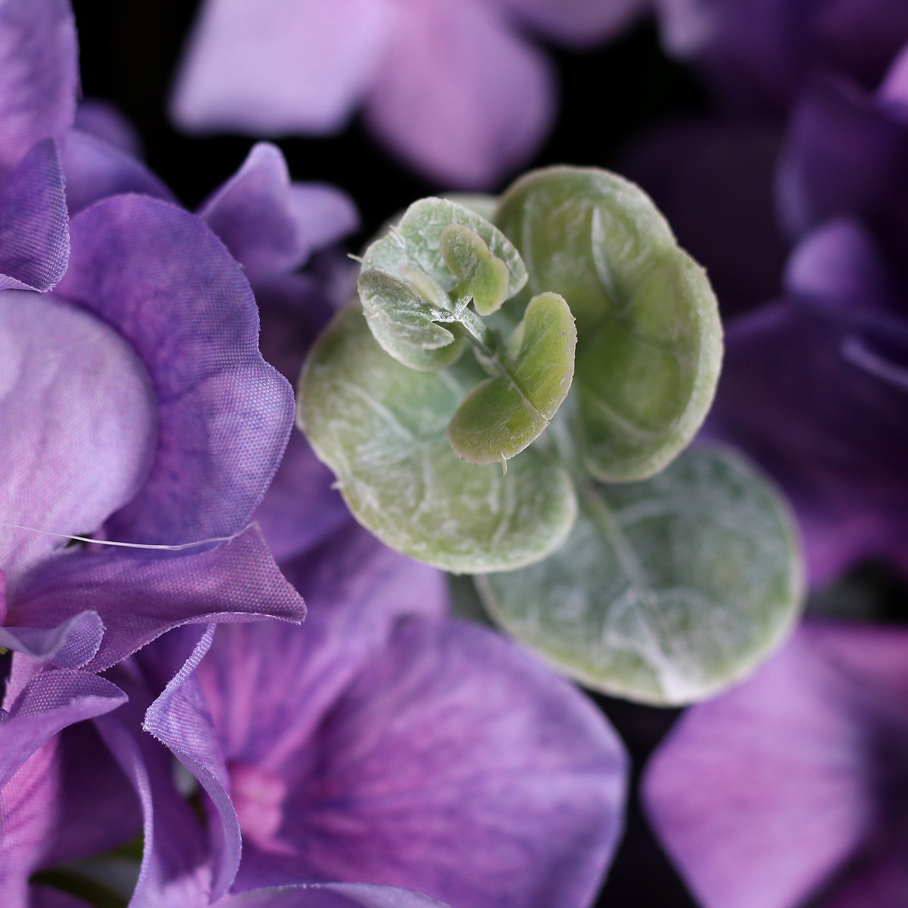 Detailbild einer violetten hochwertigen künstlichen Hortensie