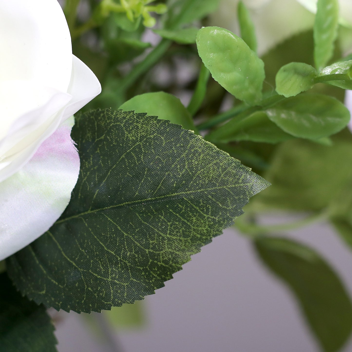 Detailbild vom Blatt eines künstlichen Rosen-Arrangements