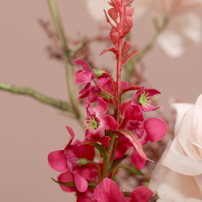 Detailbild einer pinken Blüte vom künstlichen Blumenstrauß Little Temptation von Lumisa’s Choice in zarten Rosétönen.