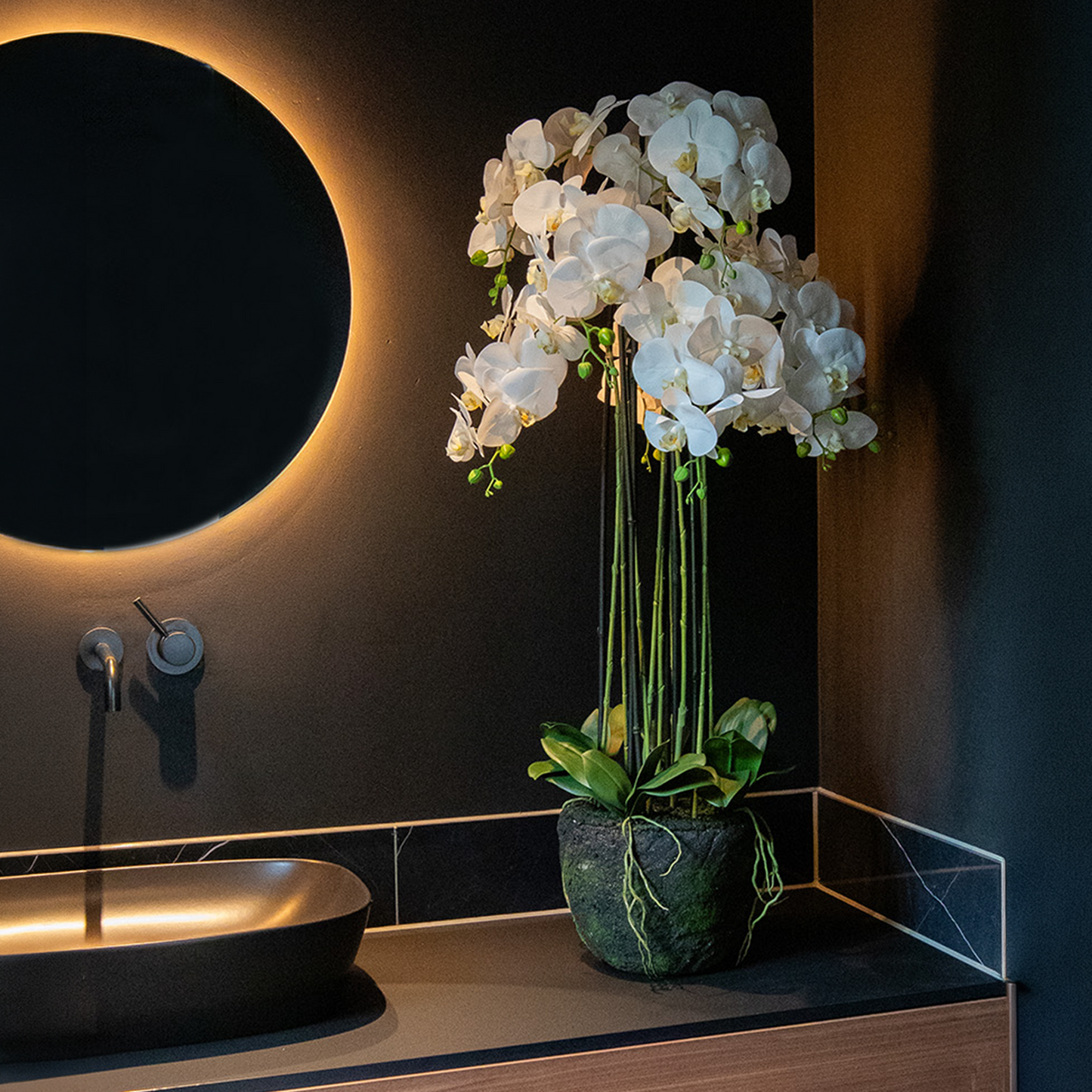 Künstliche Natural Orchidee im edlen Badezimmer Interior