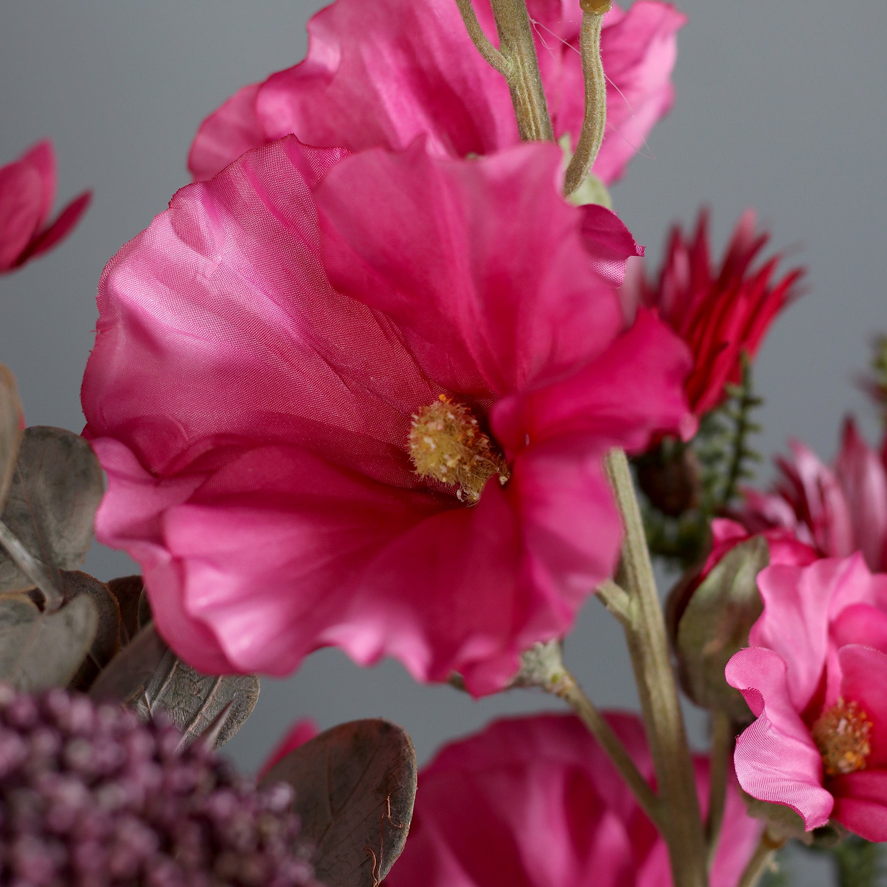 Detailbild einer pinken Blüte vom künstlichen Blumenstrauß Pink Passion von Lumisa’s Choice in kräftigen Pinktönen.