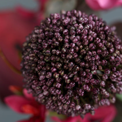 Detailbild einer lila Blüte vom künstlichen Blumenstrauß Pink Passion von Lumisa’s Choice in kräftigen Pinktönen.