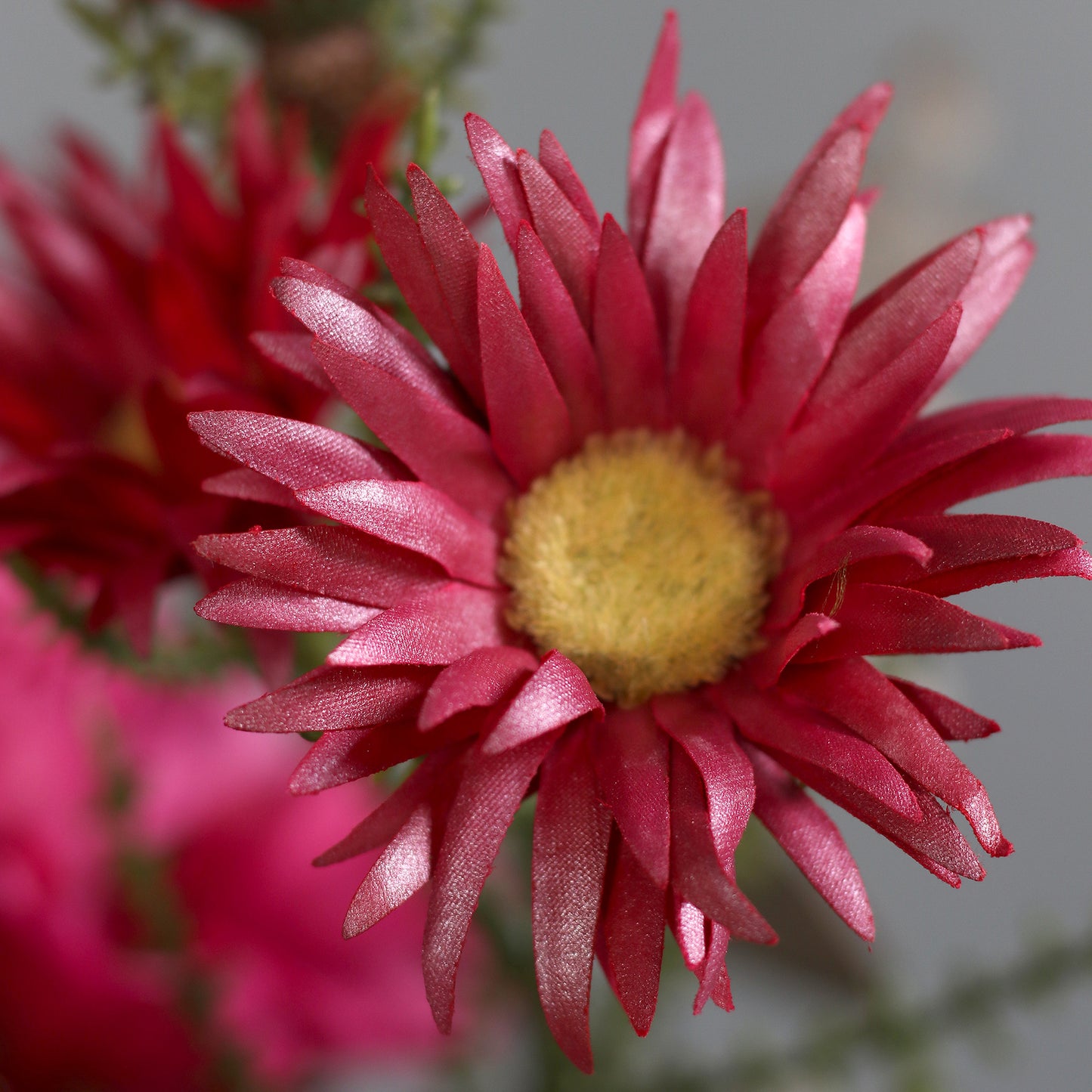 Detailbild einer pinken Blüte vom künstlichen Blumenstrauß Pink Passion von Lumisa’s Choice in kräftigen Pinktönen.