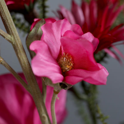 Detailbild einer pinken Blüte vom künstlichen Blumenstrauß Pink Passion von Lumisa’s Choice in kräftigen Pinktönen.