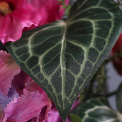 Detailbild eines grünen Blatts vom künstlichen Blumenstrauß Pink Passion von Lumisa’s Choice in kräftigen Pinktönen.