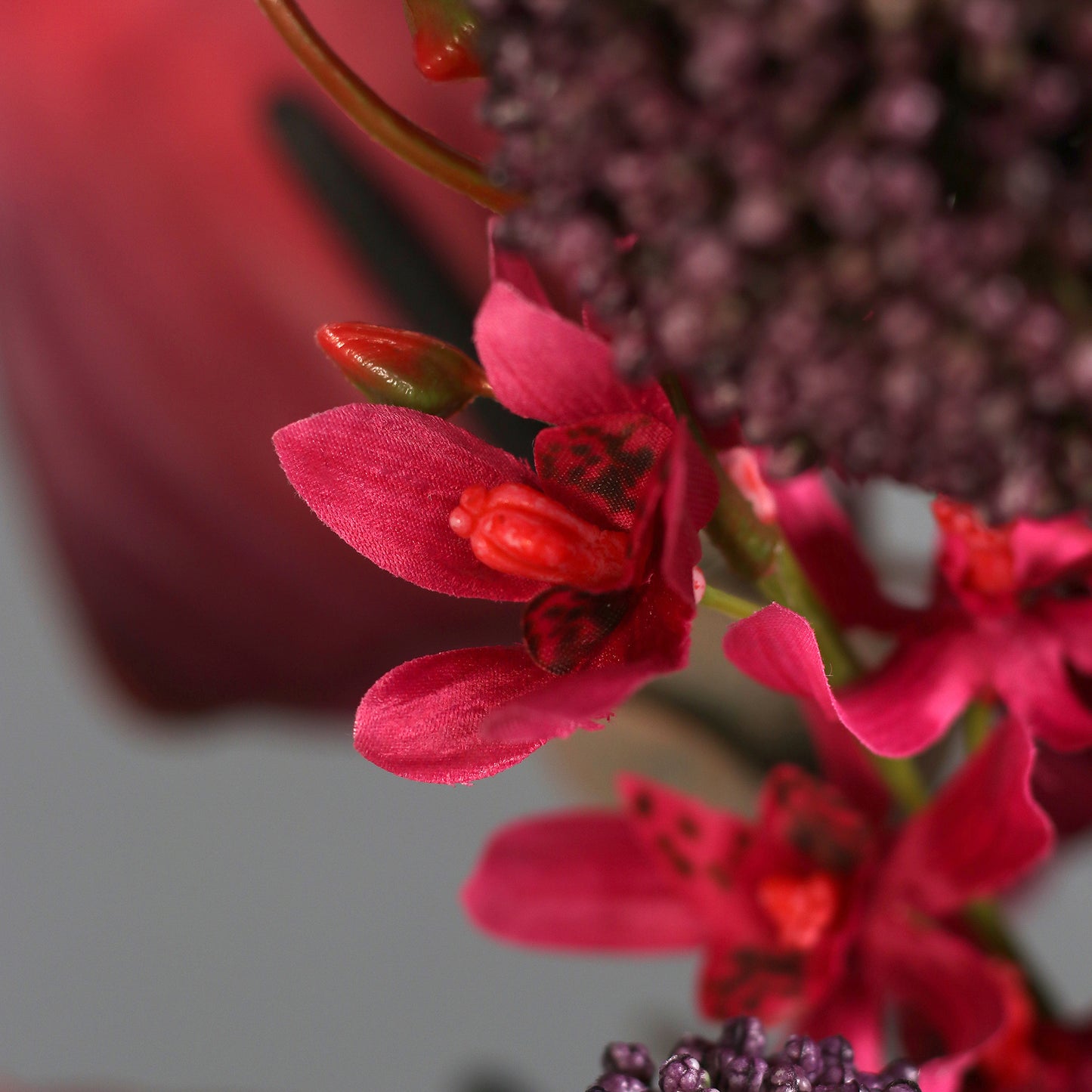 Detailbild einer pinken Blüte vom künstlichen Blumenstrauß Pink Passion von Lumisa’s Choice in kräftigen Pinktönen.