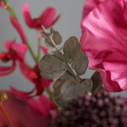 Detailbild einer pinken Blüte vom künstlichen Blumenstrauß Pink Passion von Lumisa’s Choice in kräftigen Pinktönen.