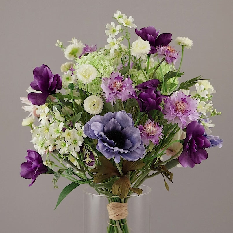 Künstlicher Blumenstrauß Purple Sky von Lumisa’s Choice in Violett- und Weißtönen, 360-Grad-Ansicht mit Drehung.