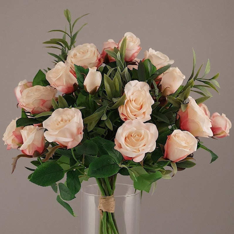 Künstlicher Blumenstrauß Rose Mono Bouquet Apricot von Lumisa’s Choice mit apricotfarbenen Blüten und Olivenzweigen, 360-Grad-Ansicht mit Drehung.