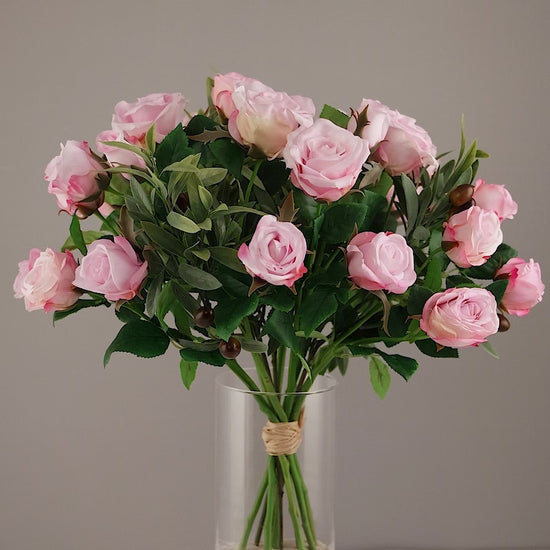 Künstlicher Blumenstrauß Rose Mono Bouquet Rosée von Lumisa’s Choice in zarten Rosétönen, 360-Grad-Ansicht mit Drehung.