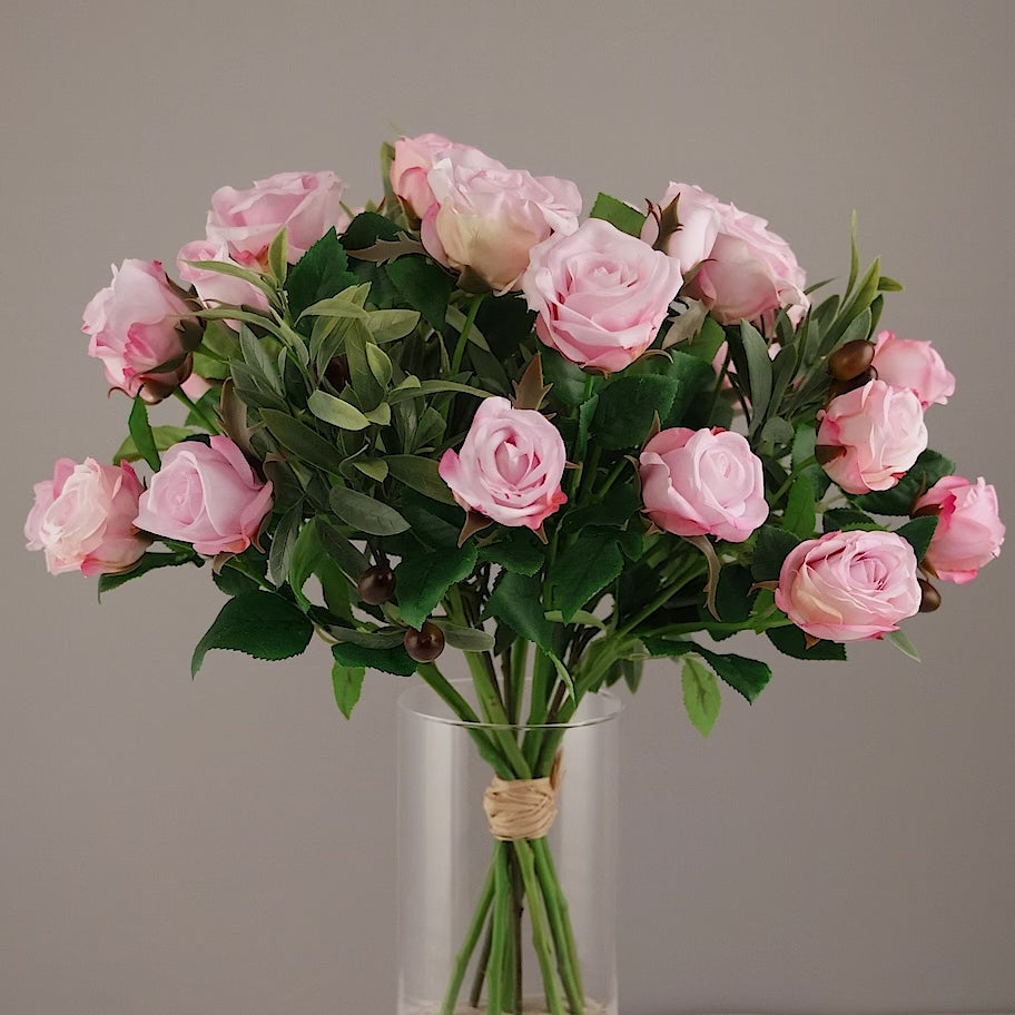 Künstlicher Blumenstrauß Rose Mono Bouquet Rosée von Lumisa’s Choice in zarten Rosétönen, 360-Grad-Ansicht mit Drehung.